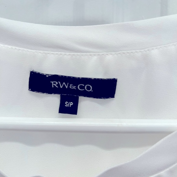 R&W & CO Cap sleeve white blouse size small - Picture 2 of 6